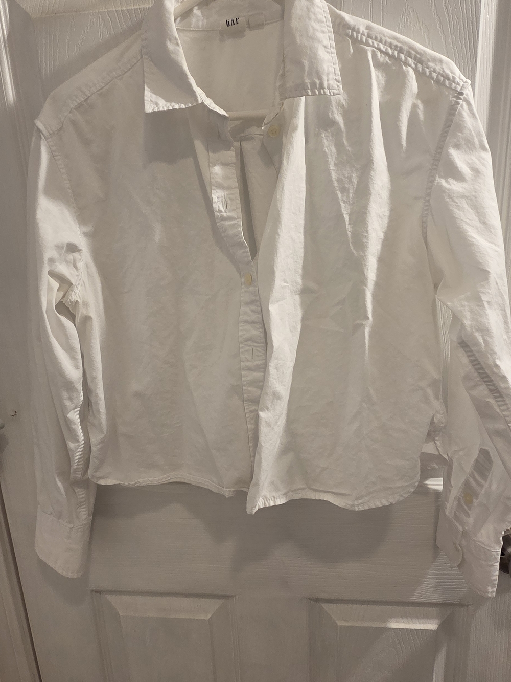 GAP White Casual Button-Down Shirt-cropped